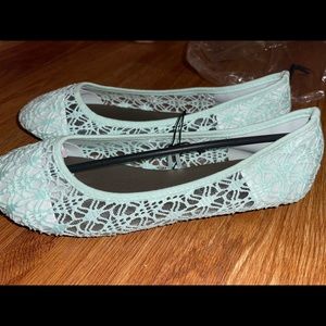 NEW with tags: size 8 lace flats